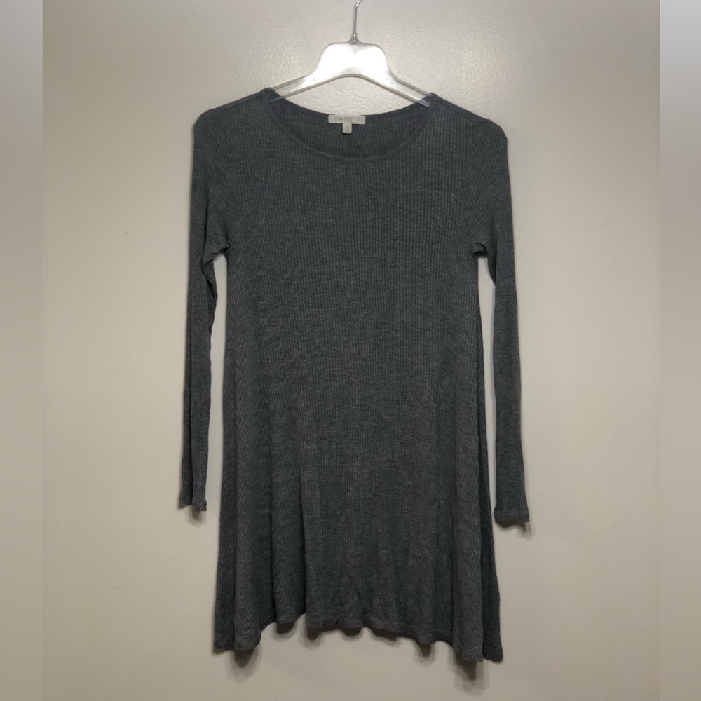 Long sleeved gray ribbed flowy dress